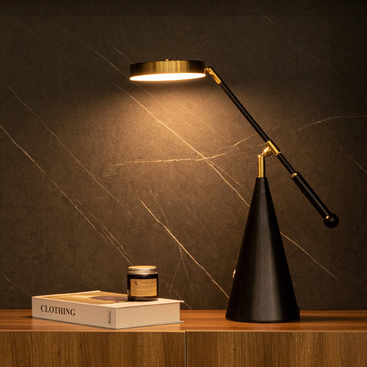 Luxe verstelbare LED tafellamp met conische voet 0