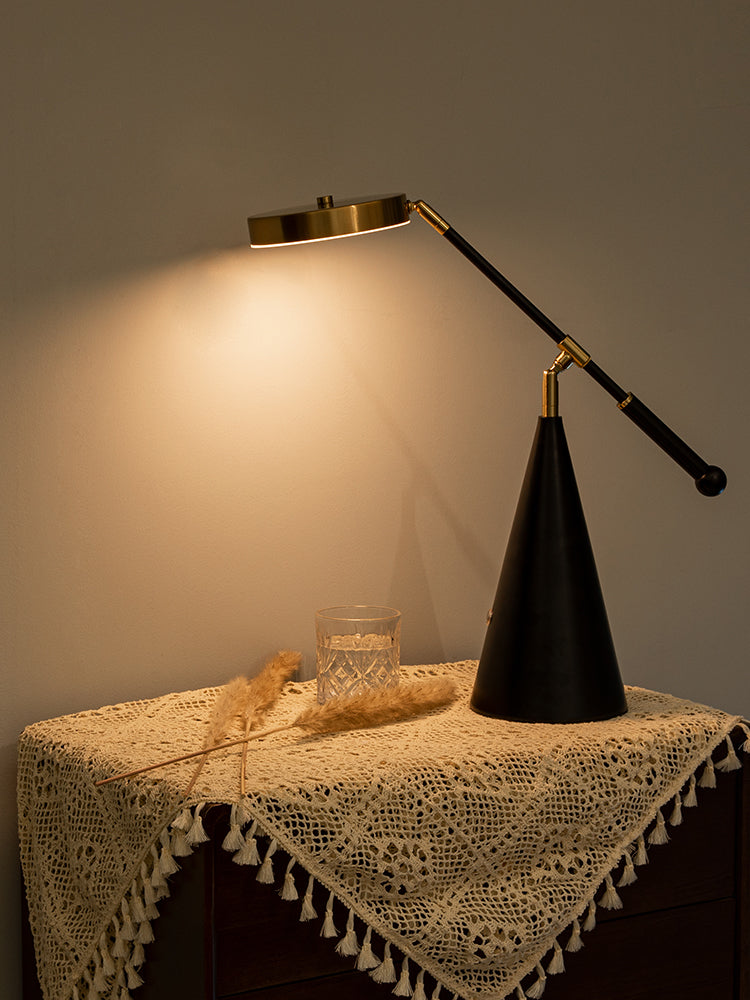 Luxe verstelbare LED tafellamp met conische voet 1