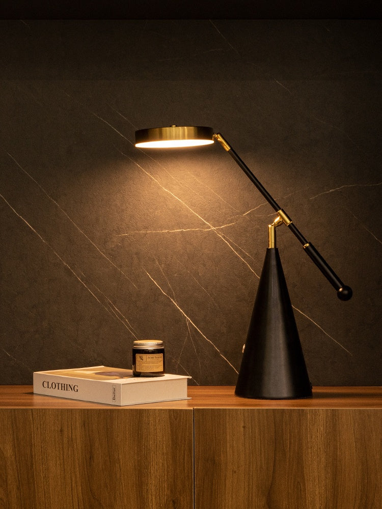 Luxe verstelbare LED tafellamp met conische voet 2