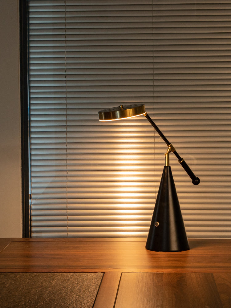 Luxe verstelbare LED tafellamp met conische voet 3