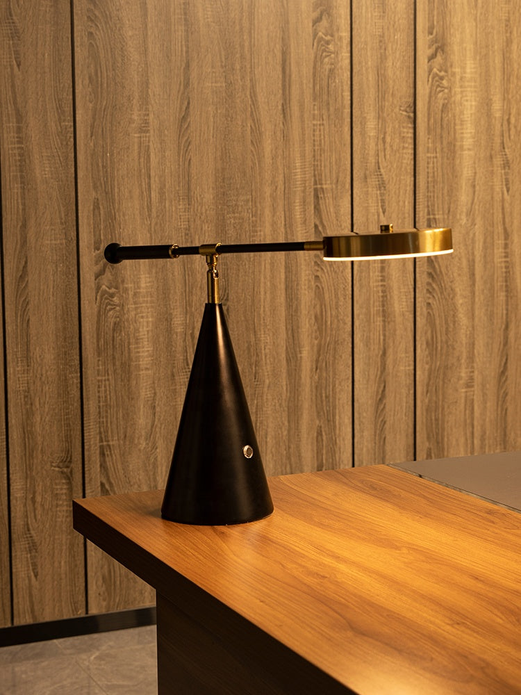 Luxe verstelbare LED tafellamp met conische voet 4