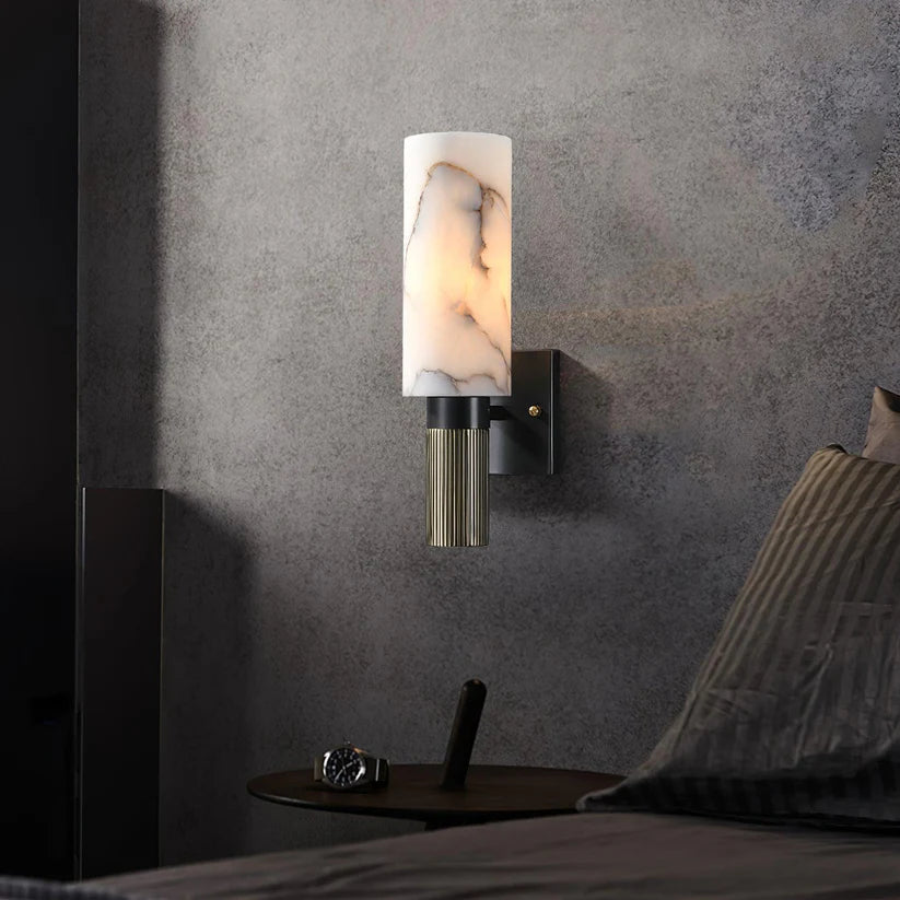 Moderne wandlamp met albasten kap en messing details 0