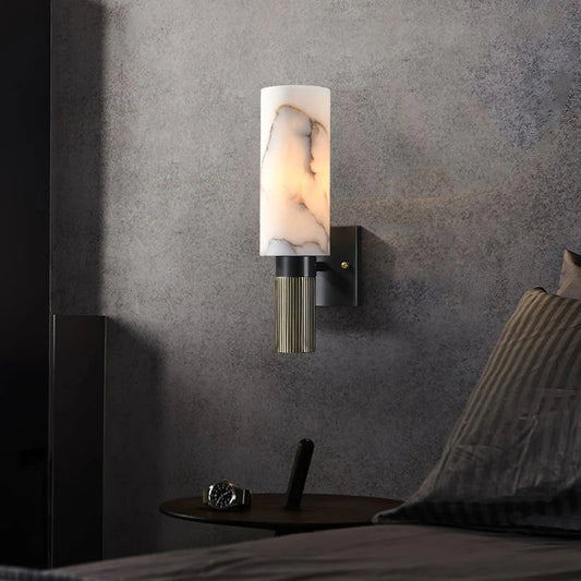 Moderne wandlamp met albasten kap en messing details 0