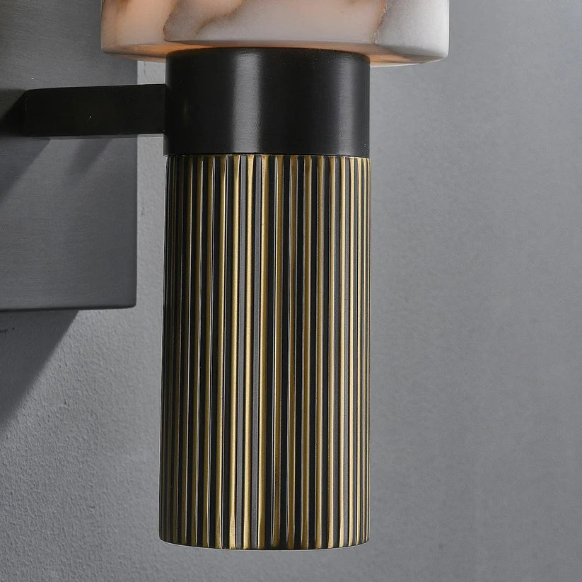 Moderne wandlamp met albasten kap en messing details 1