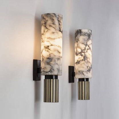Moderne wandlamp met albasten kap en messing details 2