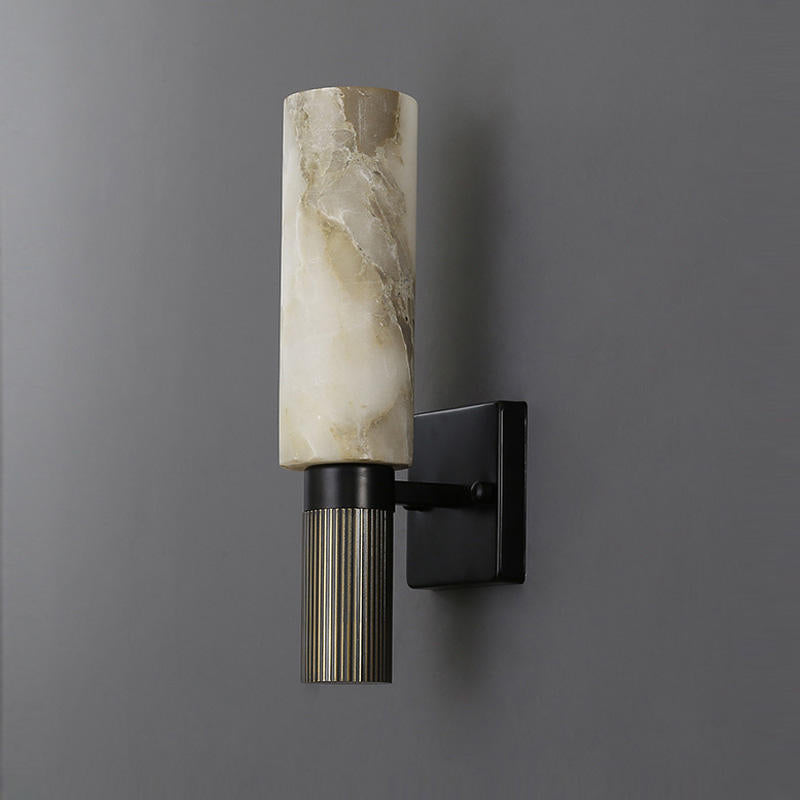 Moderne wandlamp met albasten kap en messing details 4